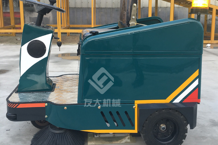 恒行6驾驶式扫地车施工中